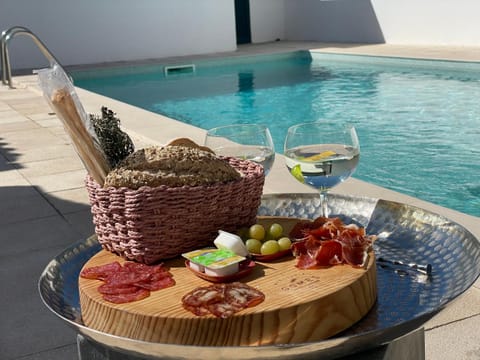 Food and drinks, Pool view