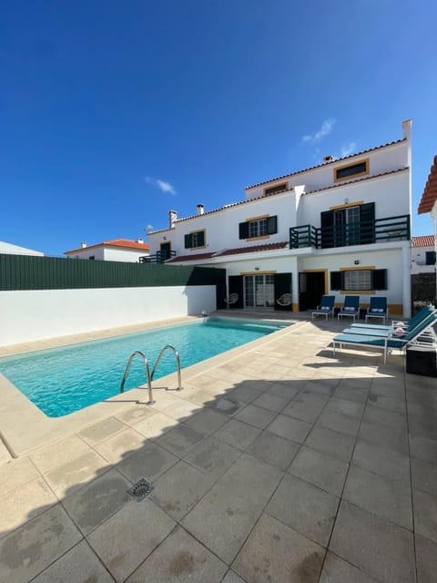 Swimming pool, sunbed