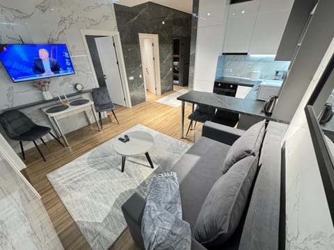 TV and multimedia, Kitchen or kitchenette, Living room, Seating area, Dining area