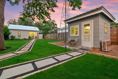 Wine Down House - Fire Pit & Walk to Main St House in Fredericksburg