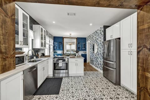 Wine Down House - Fire Pit & Walk to Main St House in Fredericksburg