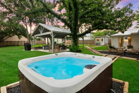 Wine Down House - Fire Pit & Walk to Main St House in Fredericksburg