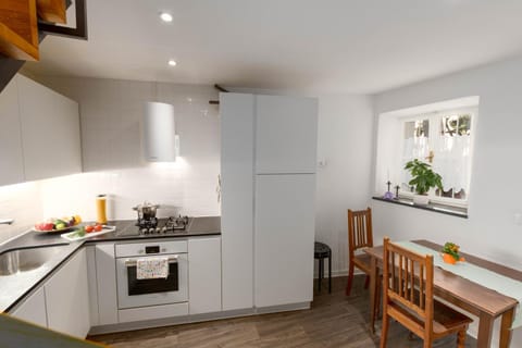 Kitchen or kitchenette, Dining area, dishwasher, minibar, pet friendly, stove, toaster