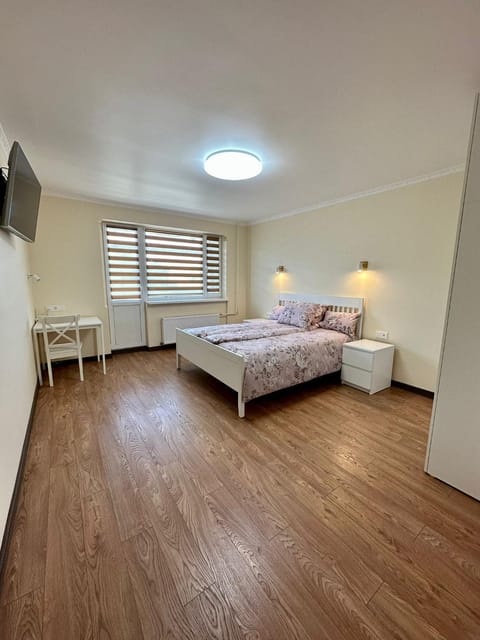 Bed, TV and multimedia, Photo of the whole room, Bedroom