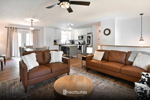 3BR Home for 8 - Only 5 Minutes to Ark - Foosball House in Williamstown