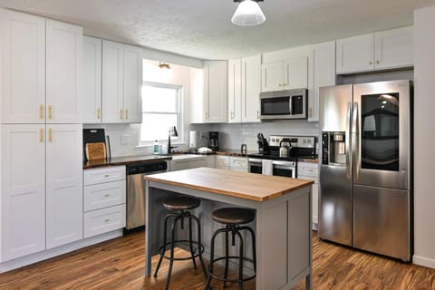 3BR Home for 8 - Only 5 Minutes to Ark - Foosball House in Williamstown