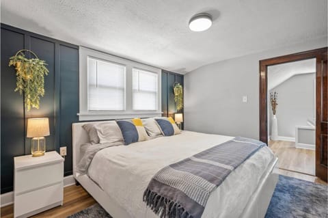 Amazing Parma Home King Bed Full Office Room House in Parma