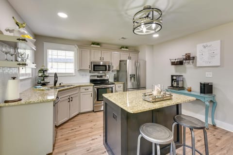 Charming Coastal Home 6 Mi to Choctawhatchee Bay! House in Alabama