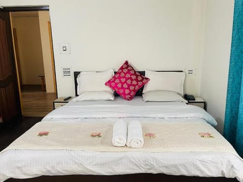 Bed, Bedroom, towels