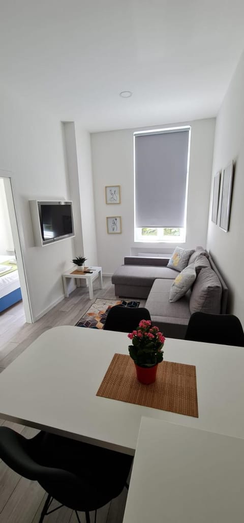 Toilet, TV and multimedia, Living room, Seating area