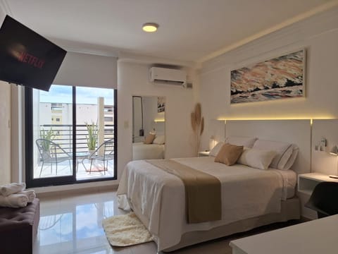 Bed, TV and multimedia, Living room, Photo of the whole room, Bedroom, air conditioner