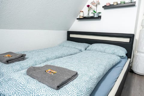 Bed, Photo of the whole room, towels