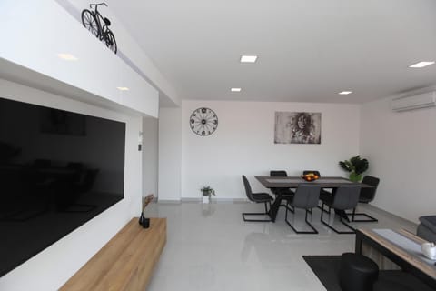 TV and multimedia, Living room, Dining area