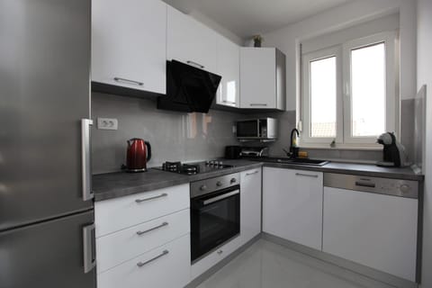Coffee/tea facilities, Kitchen or kitchenette, dishwasher, oven, stove