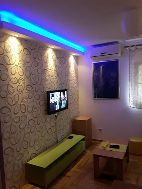 TV and multimedia, Living room, Seating area, Evening entertainment