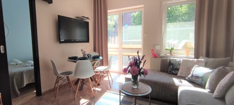 Communal lounge/ TV room, TV and multimedia, Living room, Seating area, Evening entertainment