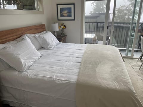 Sooke Harbour Hideaway - Luxurious Vacation Rental House in Vancouver Island