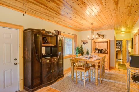 Muley Hollow by KABINO Fire Pit Grill SmartTV WiFi Washer Dryer House in Island Park