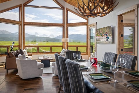 Teton Melody by KABINO Partial Air Conditioning Hot Tub FirePit Foosball Telescope Games WiFi Grill Mtn Views House in Wyoming