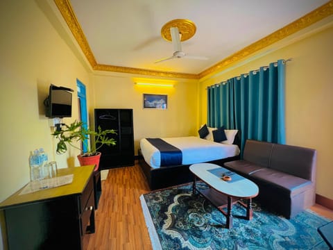 Bed, TV and multimedia, Photo of the whole room, Bedroom, hair dresser