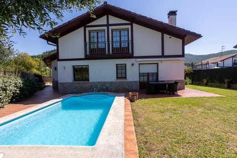 Property building, Garden, Swimming pool