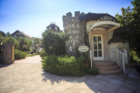 Property building, Day, Garden, Garden view