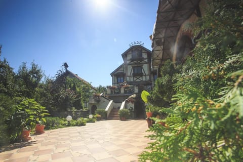 Property building, Day, Garden, Garden view