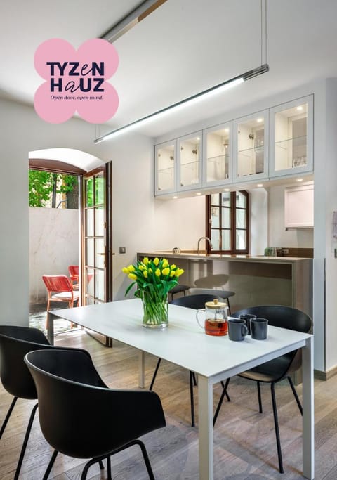 Kitchen or kitchenette, Living room, Seating area, Dining area