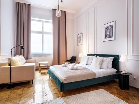 Bed, Day, Photo of the whole room, Seating area, Bedroom, internet, wardrobe