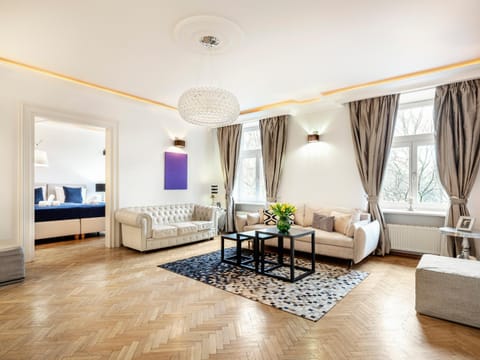 Day, Living room, Decorative detail, Seating area, Bedroom, internet