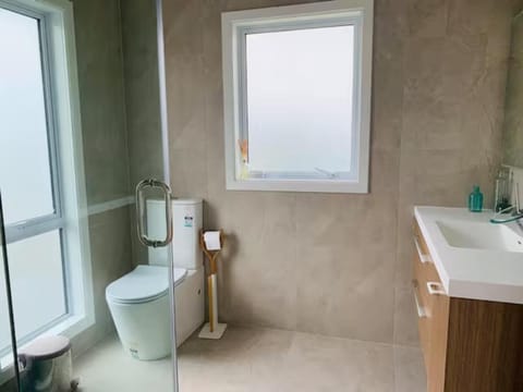 Besties West Auckland House in Auckland