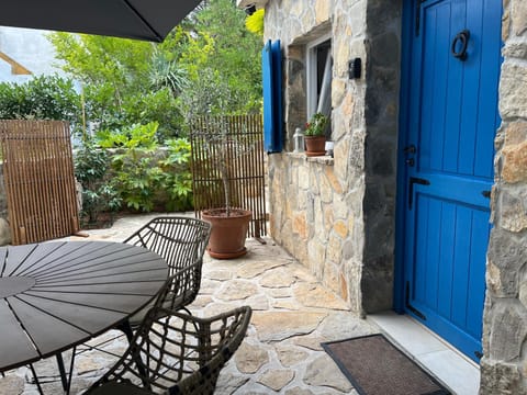 Property building, Patio, Day, Balcony/Terrace, Garden view