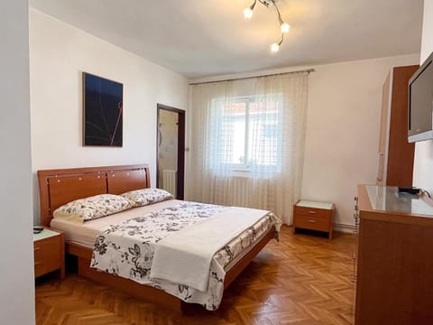 Property building, Bed, TV and multimedia, Photo of the whole room, Bedroom, wardrobe