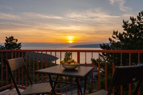 Natural landscape, View (from property/room), Balcony/Terrace, Dining area, Sea view, Sunrise