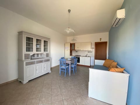 Kitchen or kitchenette, Living room, Seating area, Dining area, pet friendly, stove