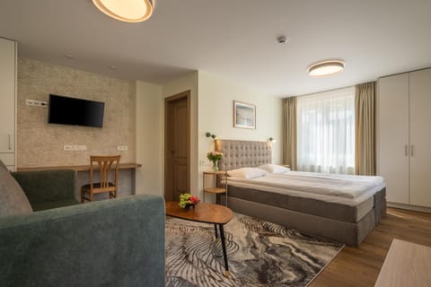 Communal lounge/ TV room, Bed, TV and multimedia, Living room, Photo of the whole room, Seating area, Bedroom