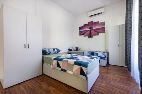Bedroom, air conditioner