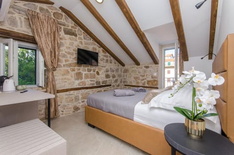 Bed, TV and multimedia, Photo of the whole room, Bedroom