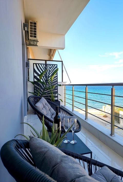 Patio, Day, Natural landscape, View (from property/room), Balcony/Terrace, Sea view
