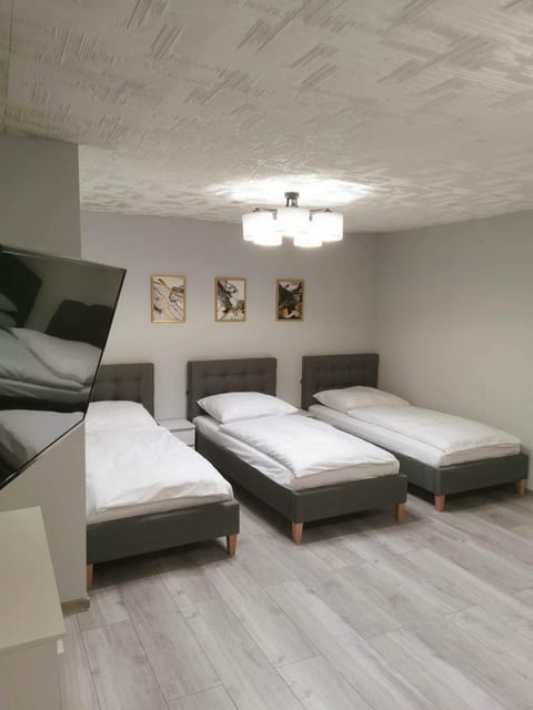 Bed, TV and multimedia, Bedroom