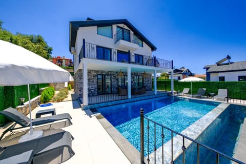 Property building, Patio, Day, Pool view, Swimming pool, sunbed