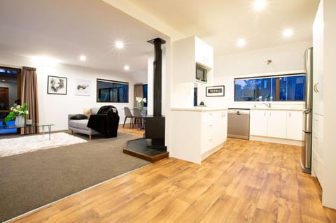 Communal lounge/ TV room, Kitchen or kitchenette, Living room, Seating area