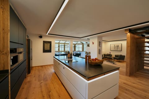 Kitchen or kitchenette, Living room, Seating area, Dining area