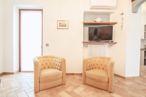 TV and multimedia, Living room, Seating area, air conditioner