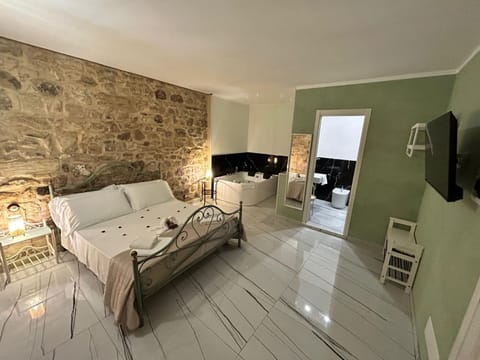 TV and multimedia, Photo of the whole room, Bedroom
