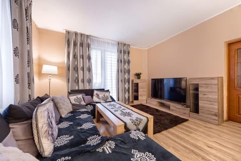 Bed, Photo of the whole room, Seating area, Bedroom