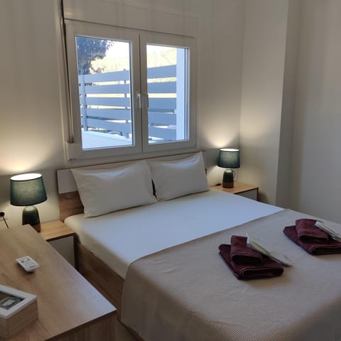 Bed, Bedroom, towels