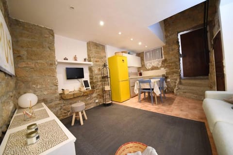 TV and multimedia, Kitchen or kitchenette, Living room, Seating area, Dining area