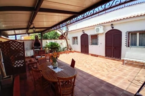 Property building, Day, Balcony/Terrace, Dining area