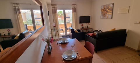 TV and multimedia, Living room, Seating area, Dining area